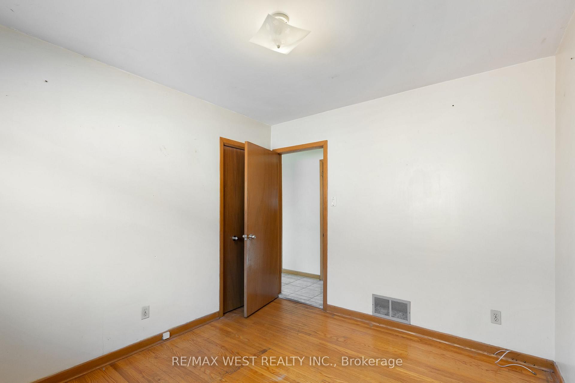 Photo 11 of 25 Apted Avenue, North York, Humber Summit — HOMEH