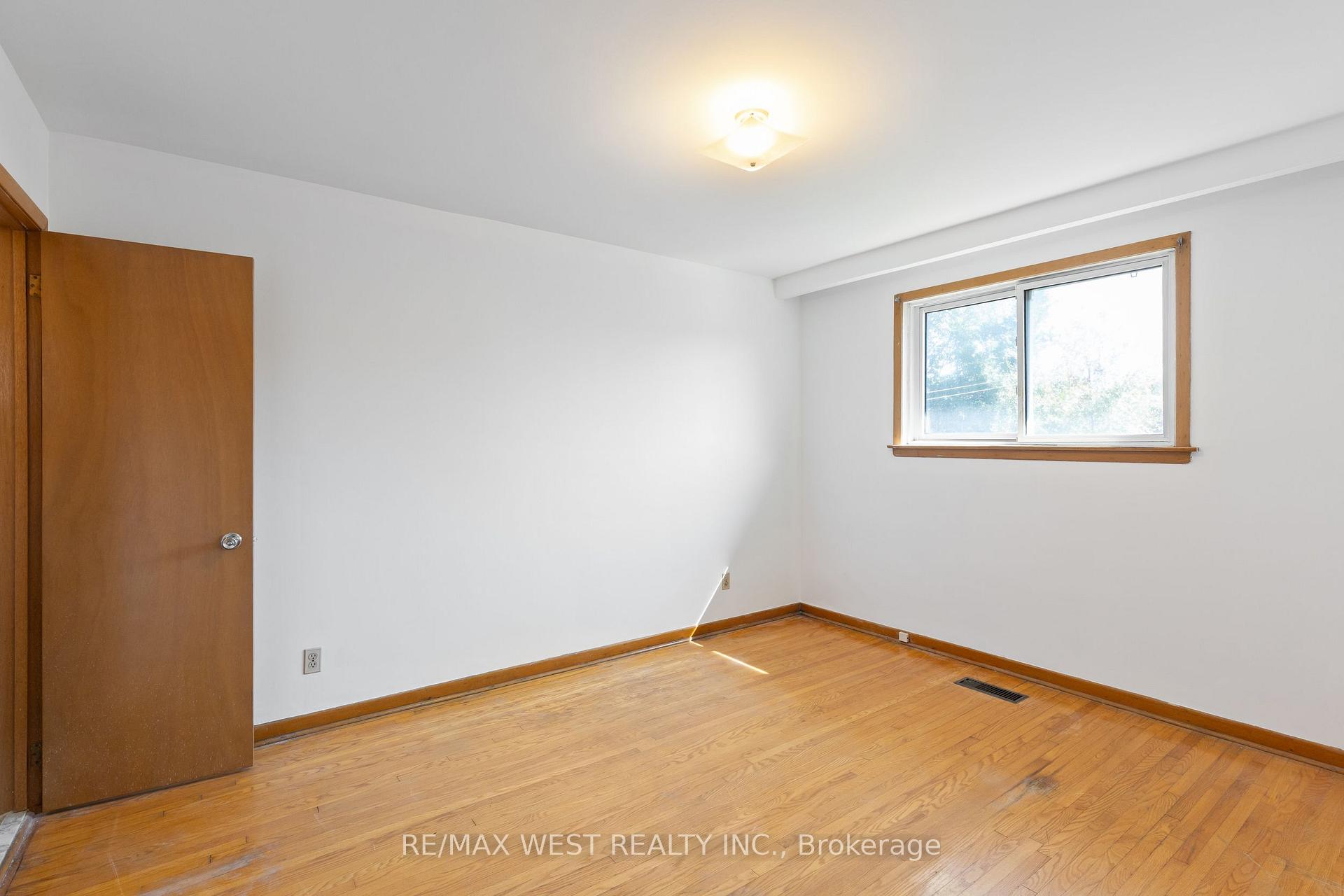 Photo 13 of 25 Apted Avenue, North York, Humber Summit — HOMEH