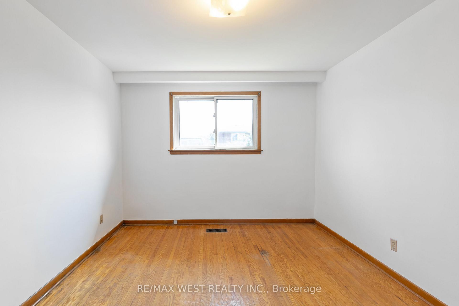 Photo 14 of 25 Apted Avenue, North York, Humber Summit — HOMEH