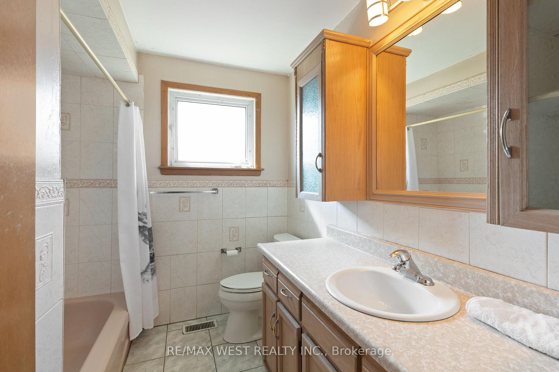 Photo 16 of 25 Apted Avenue, North York, Humber Summit — HOMEH