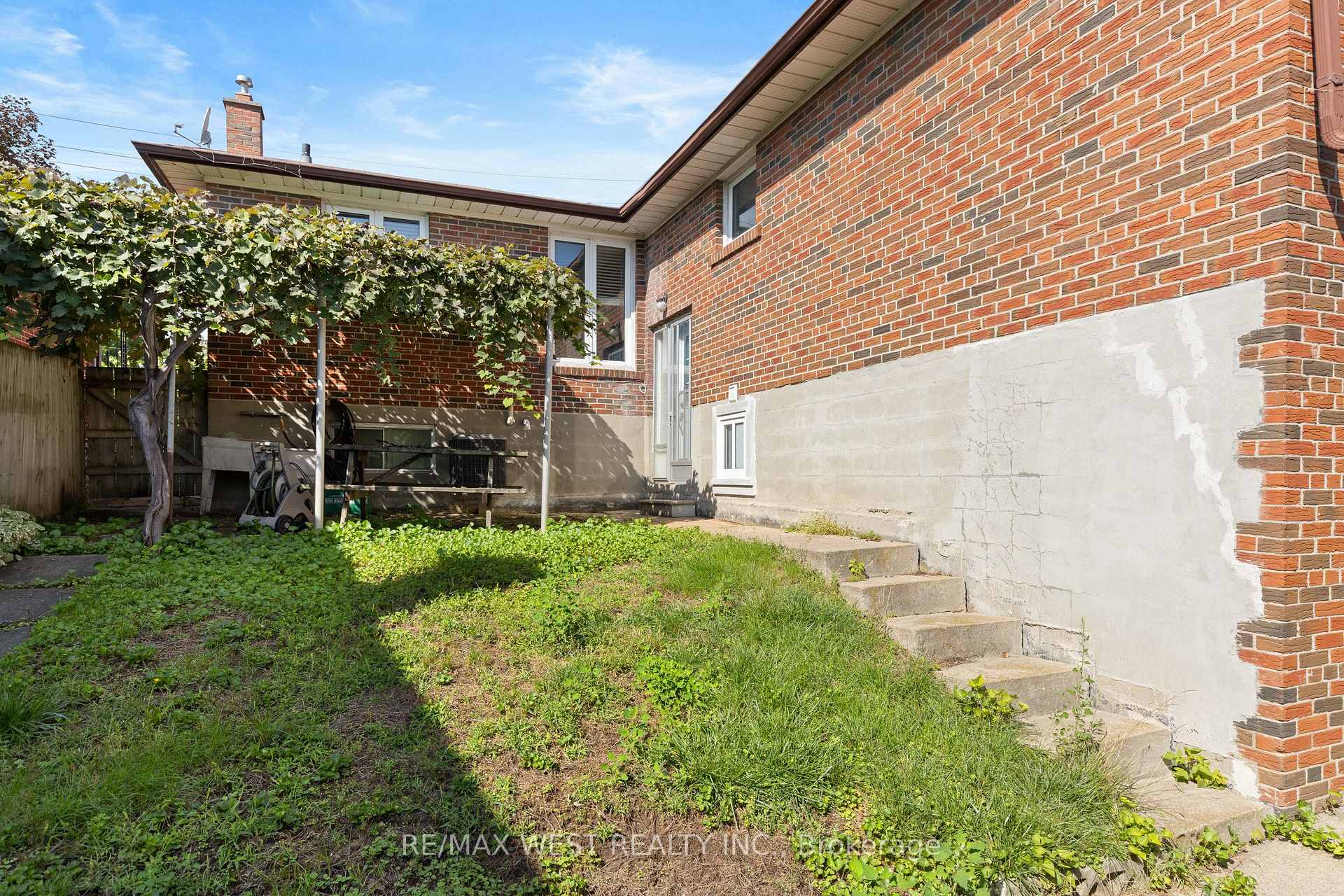 Photo 29 of 25 Apted Avenue, North York, Humber Summit — HOMEH