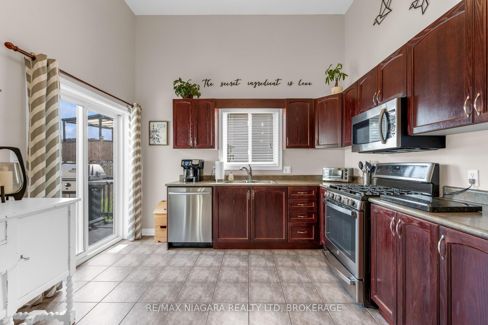 Photo 10 of 325 Lea Crescent, Welland, West Welland — HOMEH