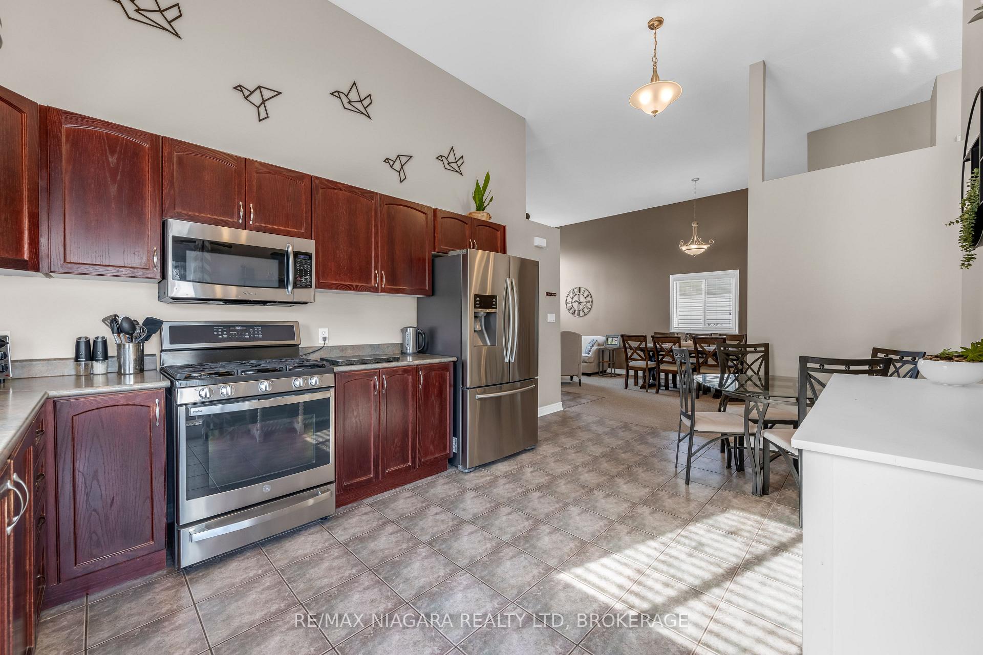 Photo 11 of 325 Lea Crescent, Welland, West Welland — HOMEH