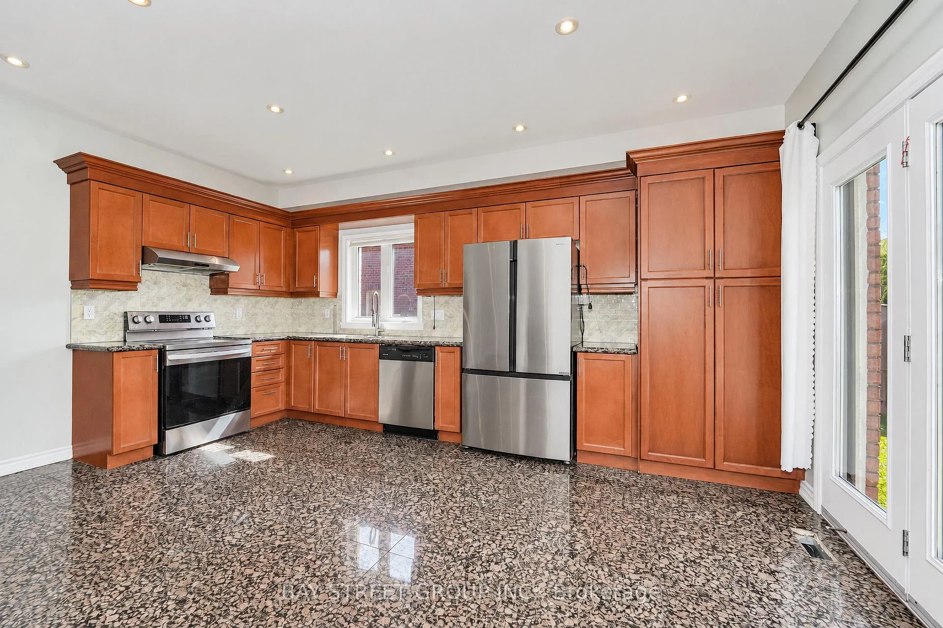 Photo 24 of 23 Eagle Peak Drive, Richmond Hill, Westbrook — HOMEH