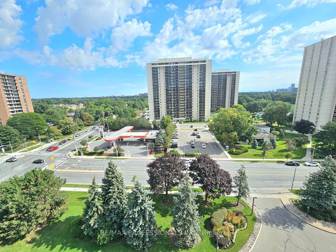 Photo 11 of Unit E41, 300 Mill Road, Etobicoke, Markland Wood — HOMEH