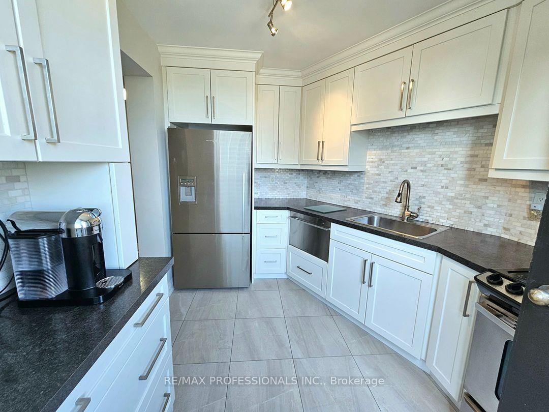 Photo 12 of Unit E41, 300 Mill Road, Etobicoke, Markland Wood — HOMEH