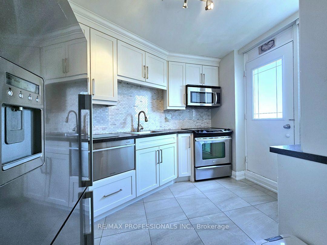Photo 13 of Unit E41, 300 Mill Road, Etobicoke, Markland Wood — HOMEH