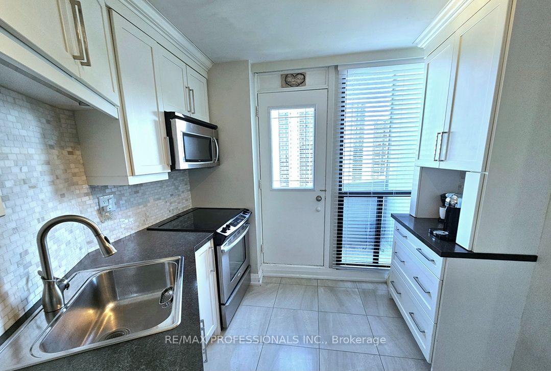 Photo 14 of Unit E41, 300 Mill Road, Etobicoke, Markland Wood — HOMEH