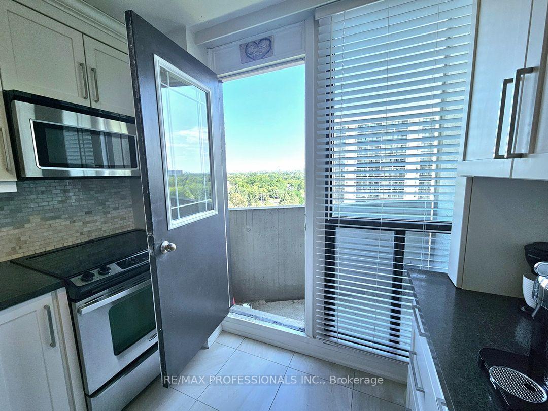 Photo 15 of Unit E41, 300 Mill Road, Etobicoke, Markland Wood — HOMEH