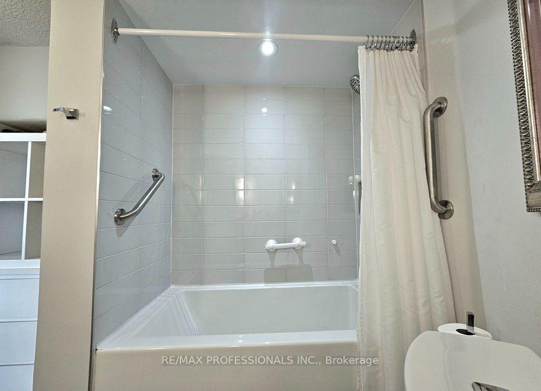 Photo 22 of Unit E41, 300 Mill Road, Etobicoke, Markland Wood — HOMEH