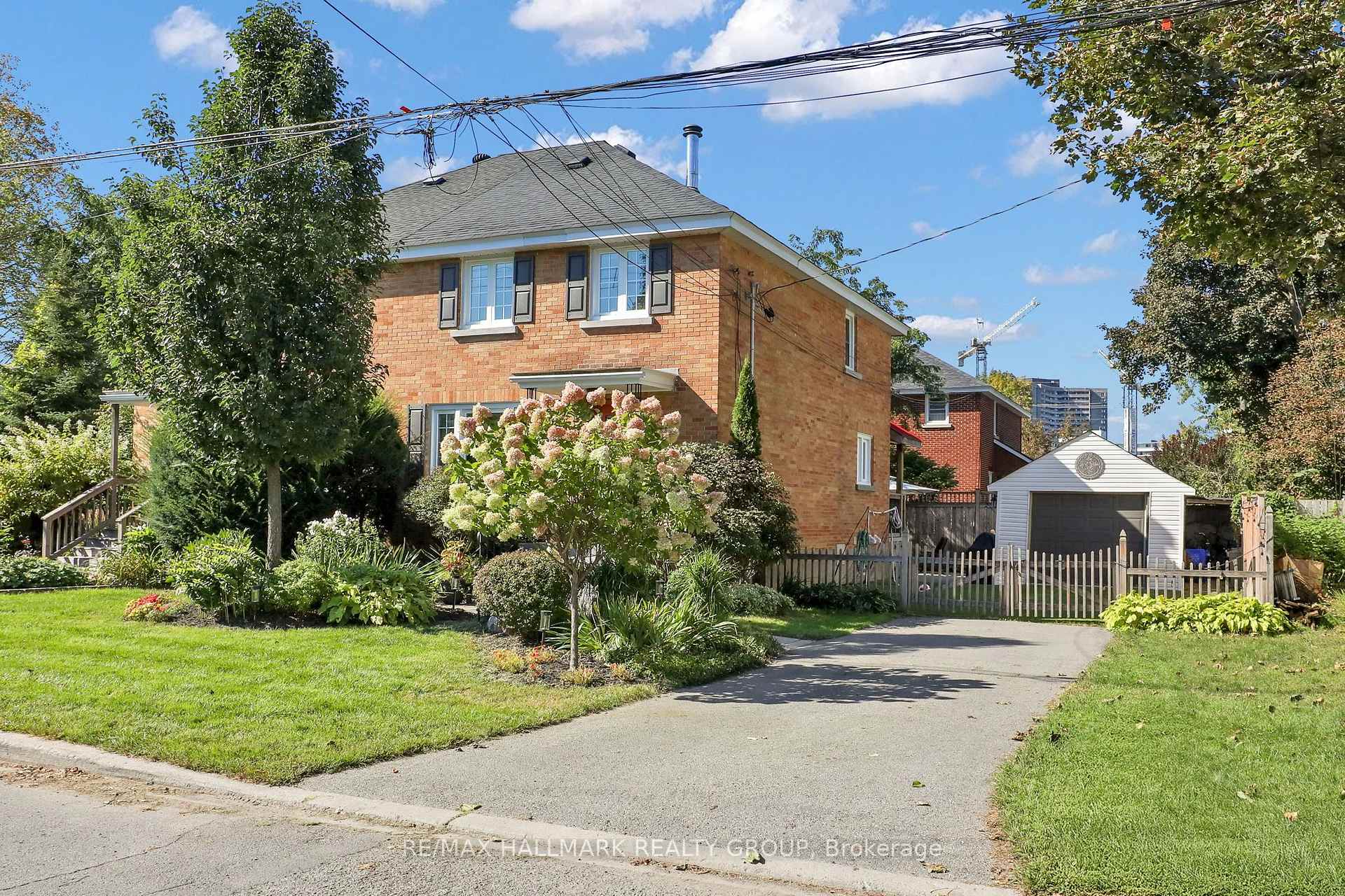 Photo 2 of 174 Compton Avenue, Ottawa, Woodroffe — HOMEH