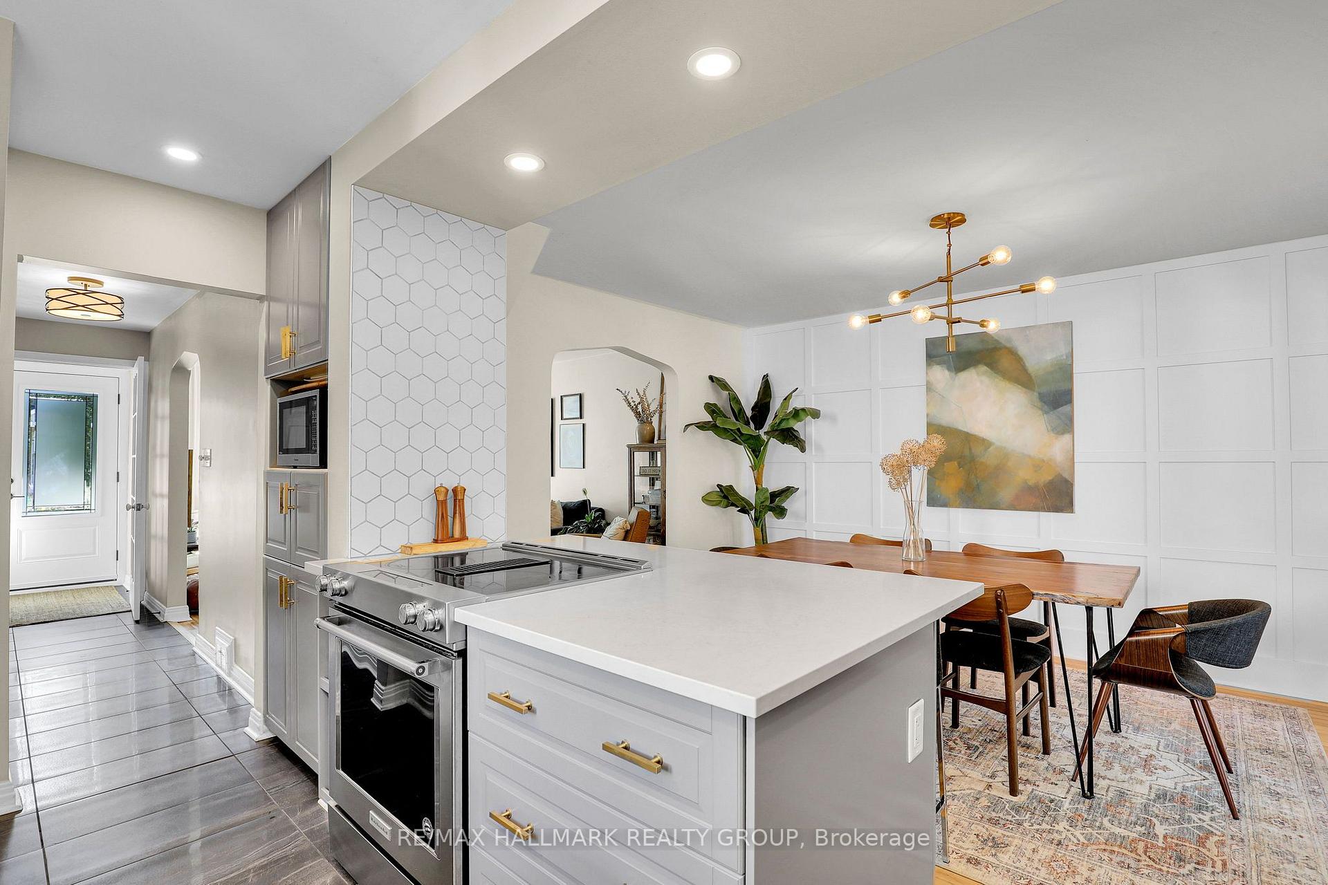 Photo 13 of 174 Compton Avenue, Ottawa, Woodroffe — HOMEH