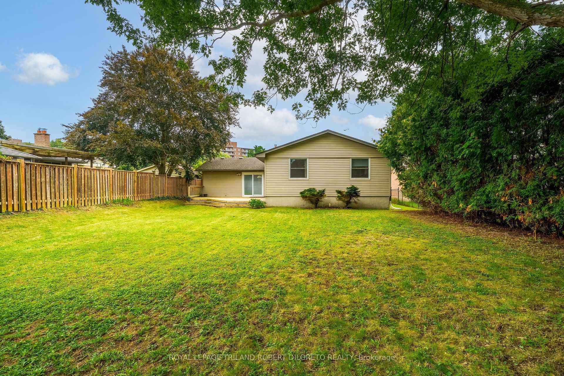 Photo 3 of 654 Grenfell Drive, London, North C — HOMEH
