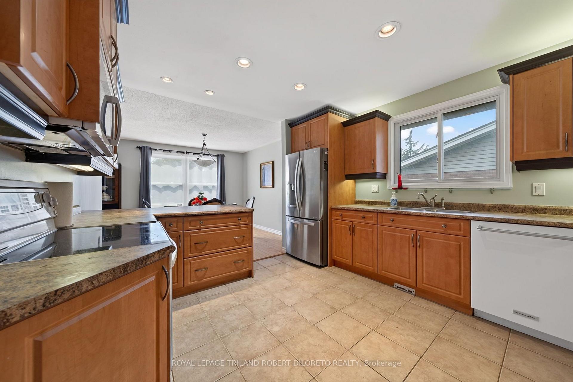 Photo 16 of 654 Grenfell Drive, London, North C — HOMEH
