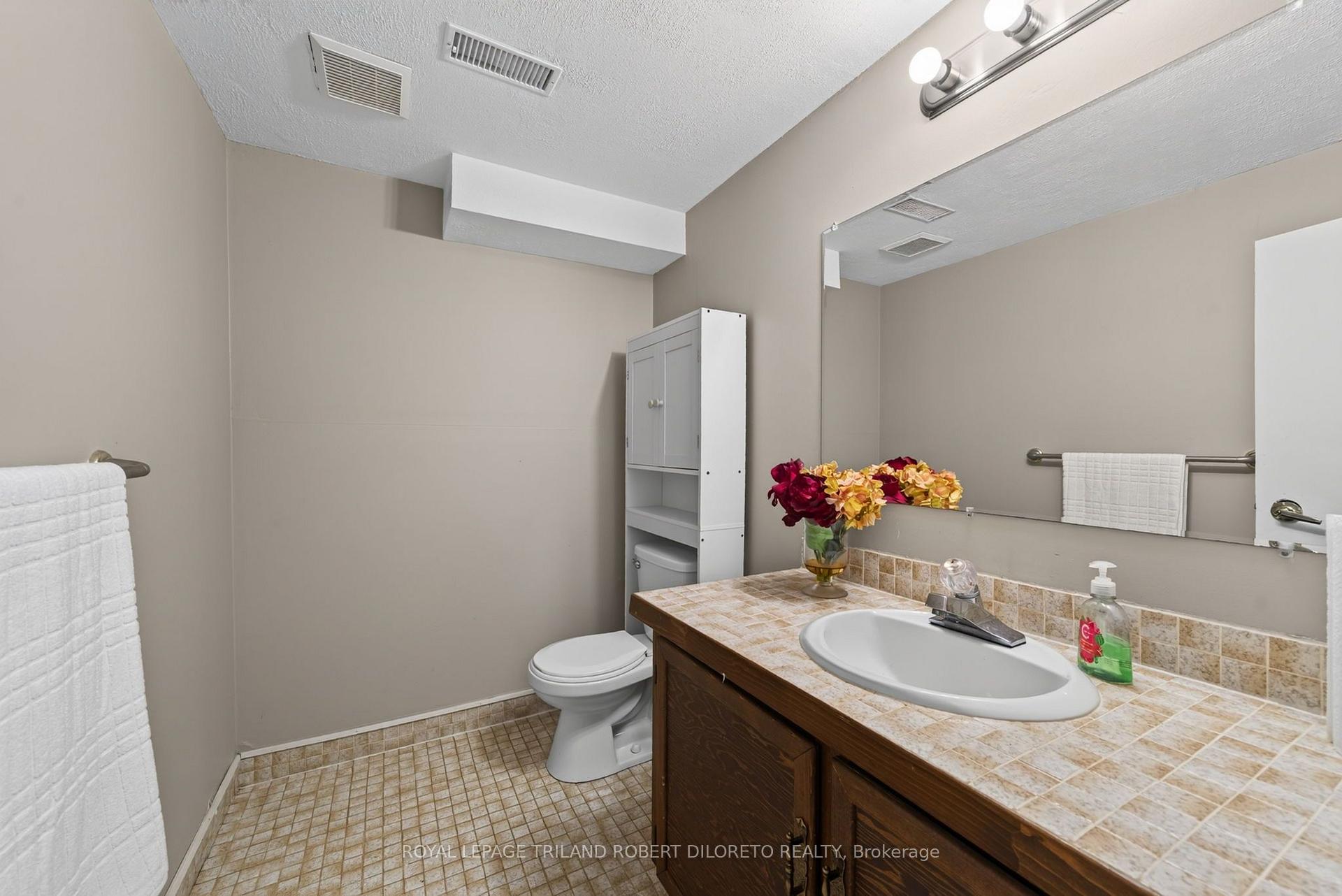 Photo 33 of 654 Grenfell Drive, London, North C — HOMEH
