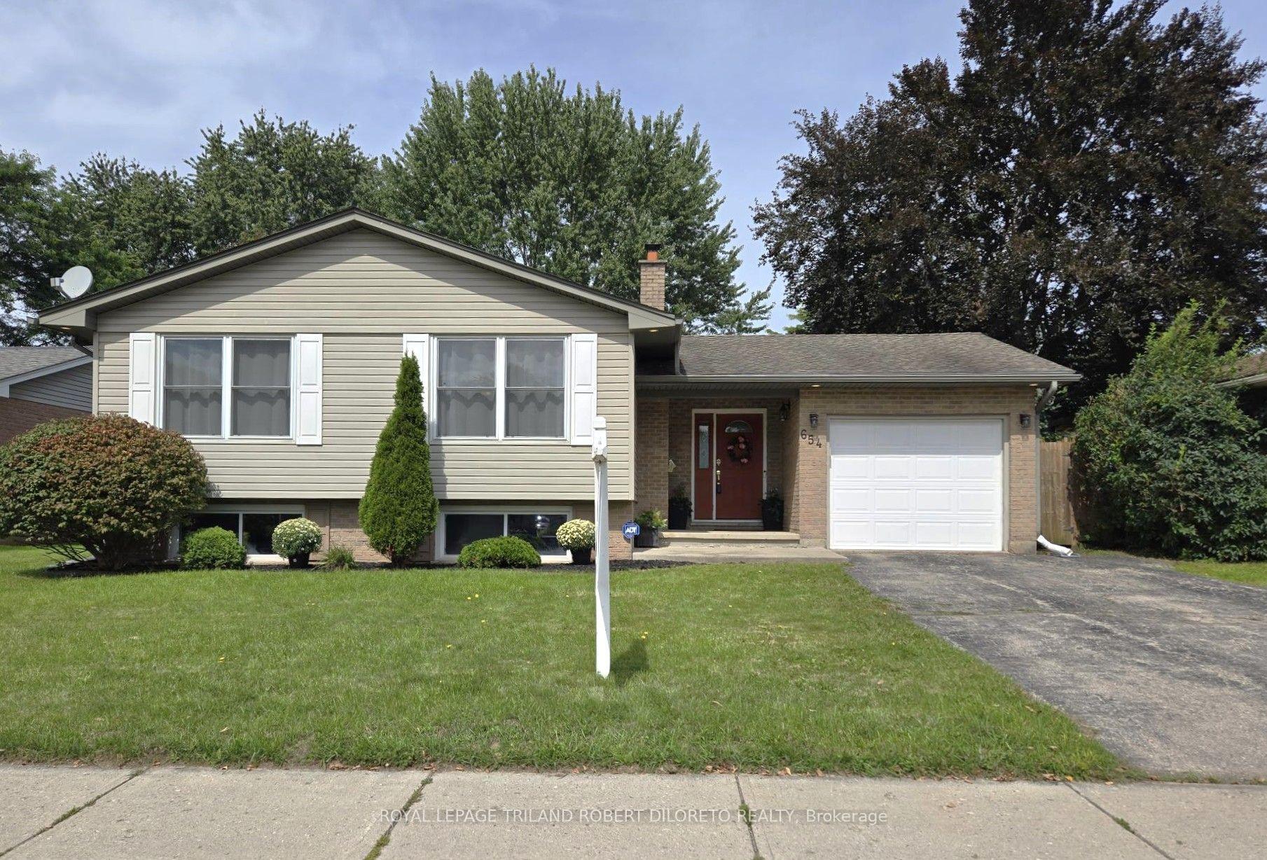 Photo 2 of 654 Grenfell Drive, London, North C — HOMEH