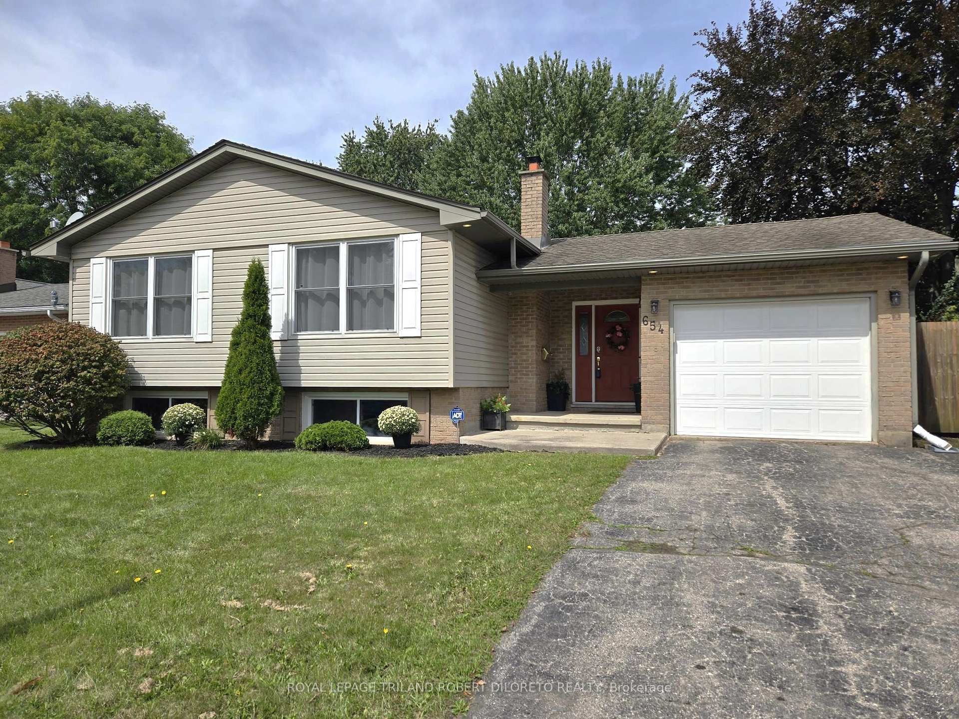 Photo 4 of 654 Grenfell Drive, London, North C — HOMEH
