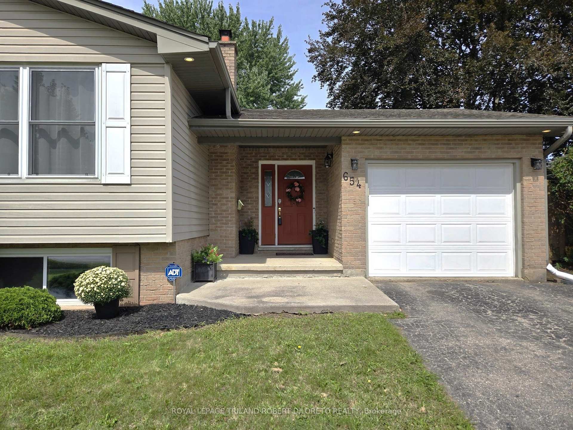 Photo 11 of 654 Grenfell Drive, London, North C — HOMEH