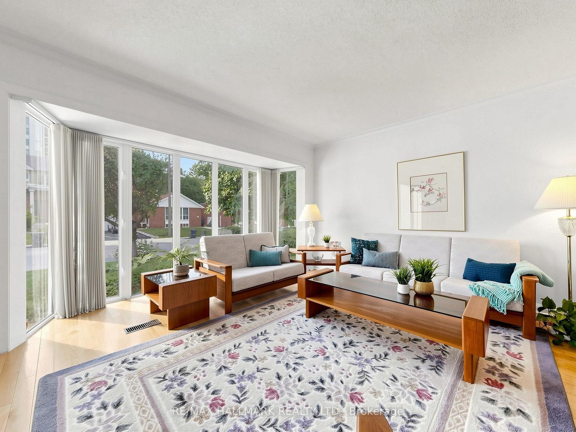 Photo 2 of 20 Elfreda Boulevard, Scarborough, Clairlea-Birchmount — HOMEH