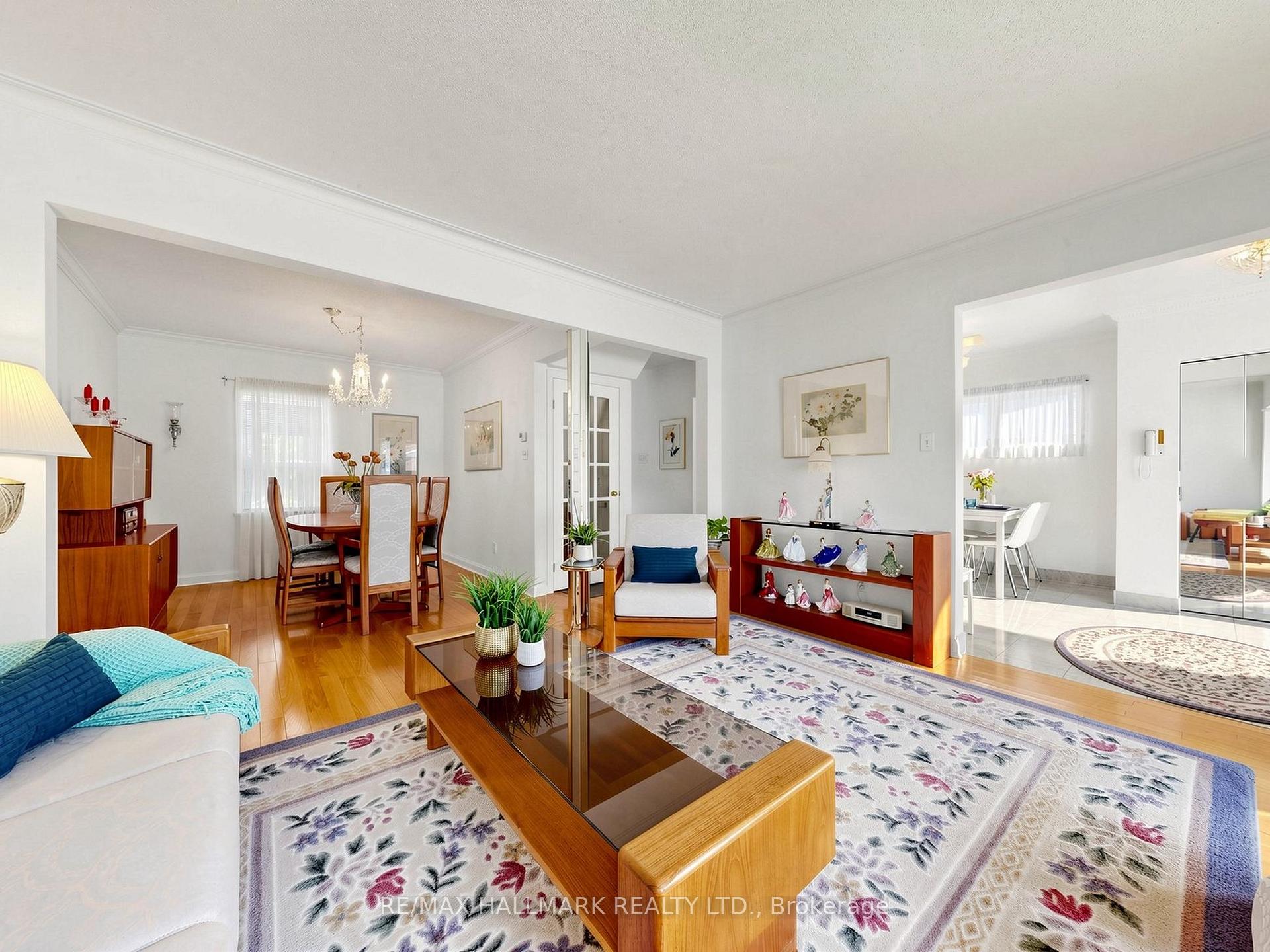 Photo 5 of 20 Elfreda Boulevard, Scarborough, Clairlea-Birchmount — HOMEH