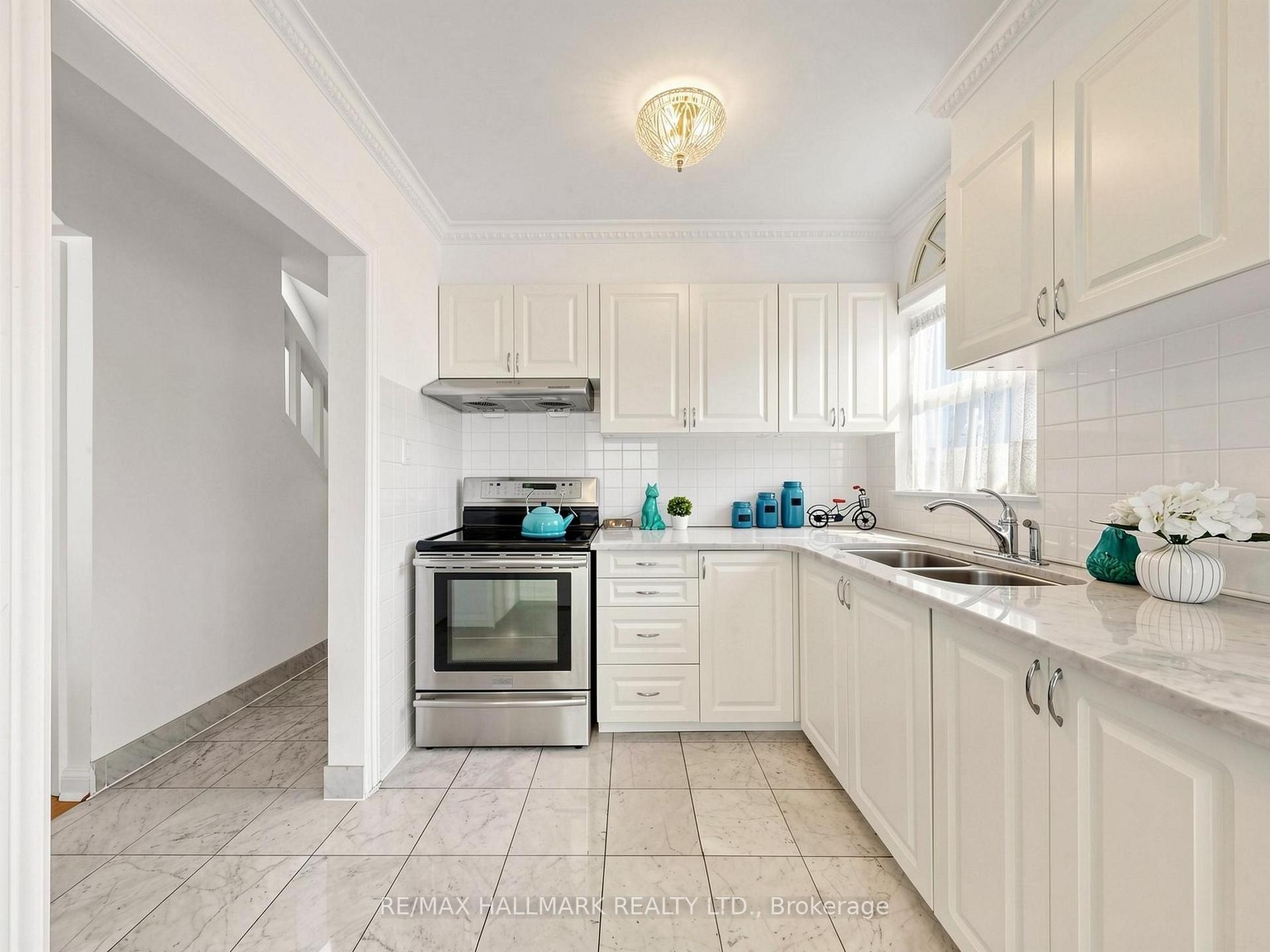 Photo 9 of 20 Elfreda Boulevard, Scarborough, Clairlea-Birchmount — HOMEH