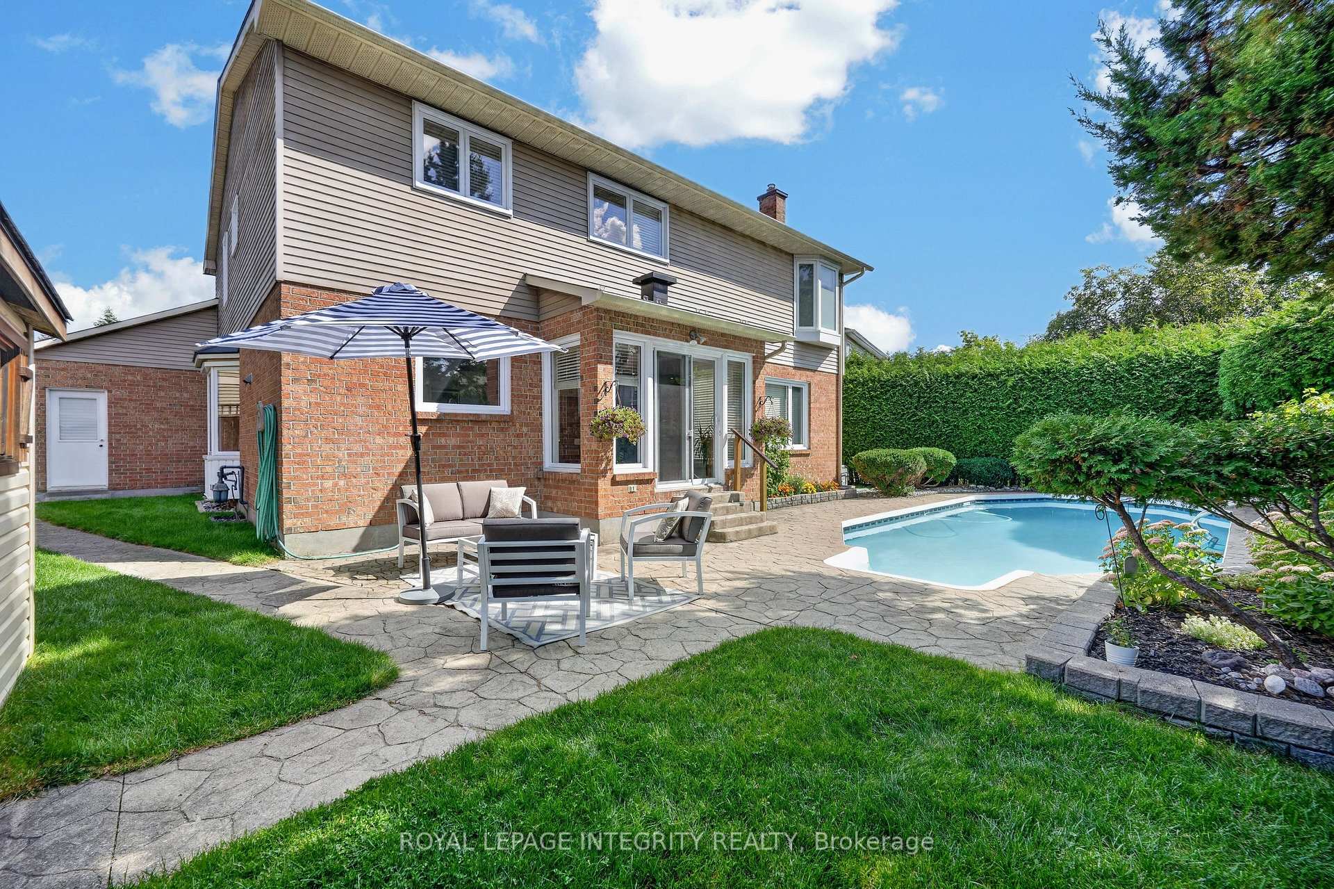 Photo 3 of 1398 Hayes Street, Ottawa, Bilberry Creek/Queenswood Heights — HOMEH
