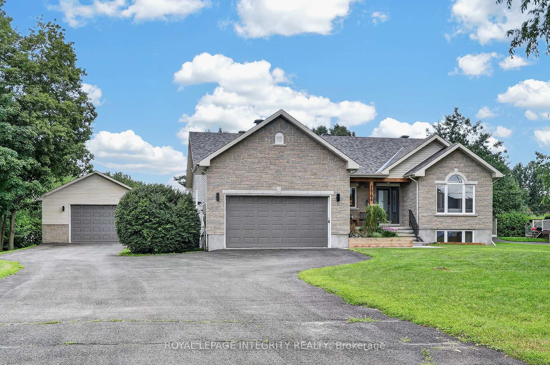 Photo 3 of 1946 Farisita Drive, Ottawa, Vars Village — HOMEH