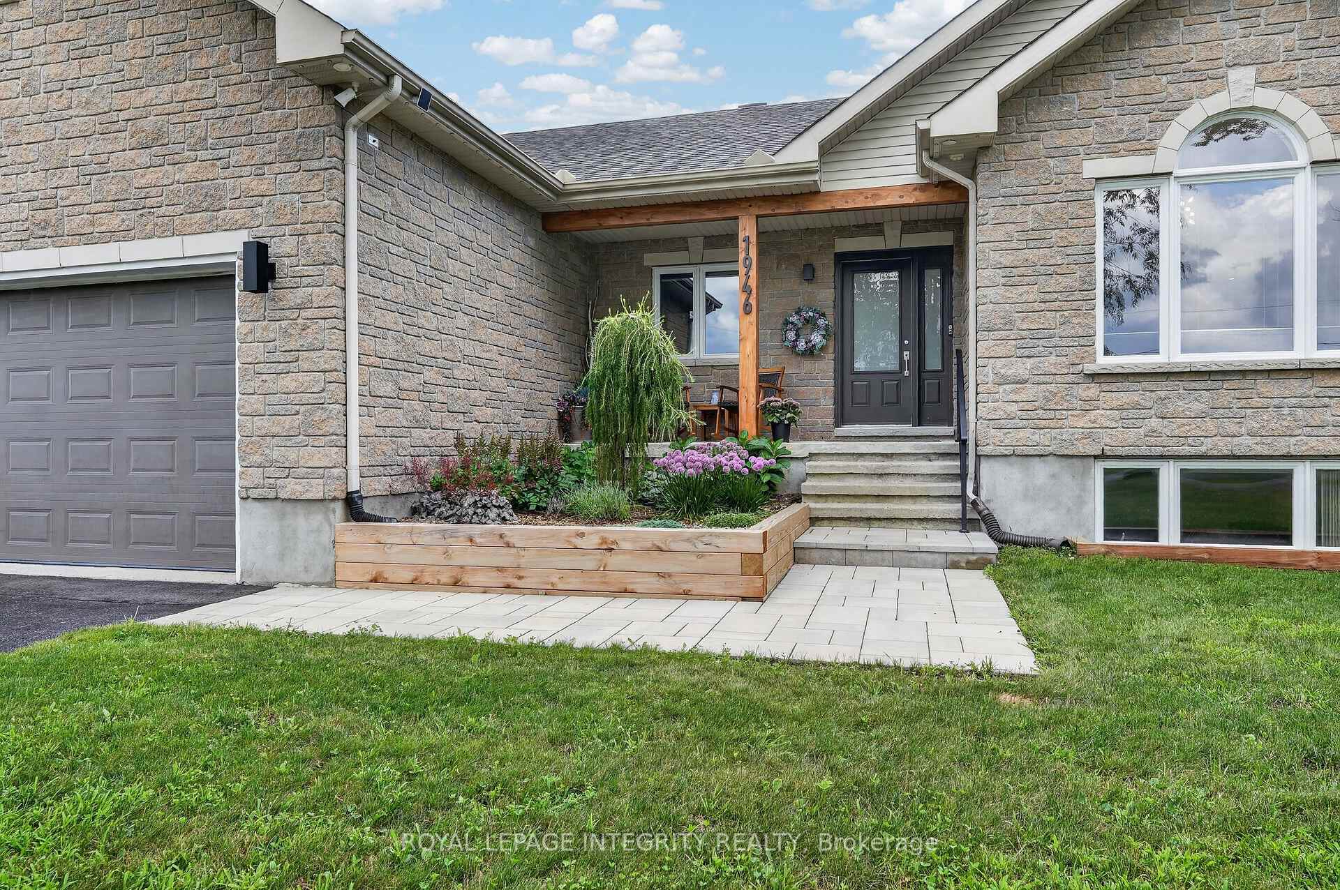 Photo 4 of 1946 Farisita Drive, Ottawa, Vars Village — HOMEH