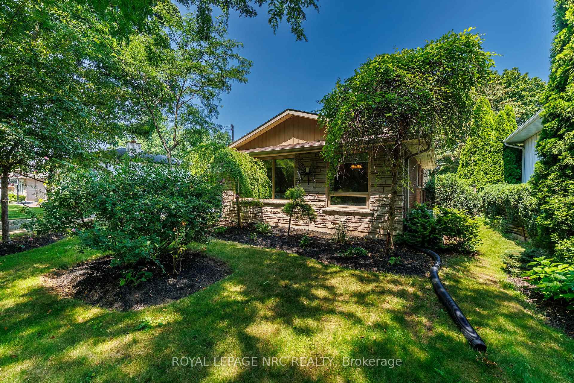 Photo 4 of 15 Black Friars Road, St. Catharines, Lakeshore — HOMEH