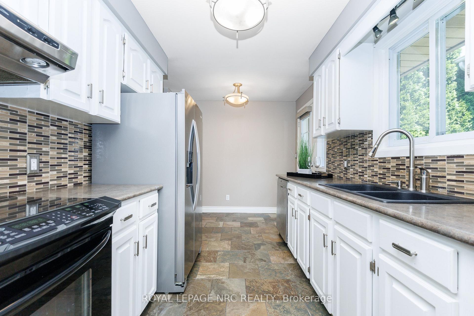 Photo 12 of 15 Black Friars Road, St. Catharines, Lakeshore — HOMEH