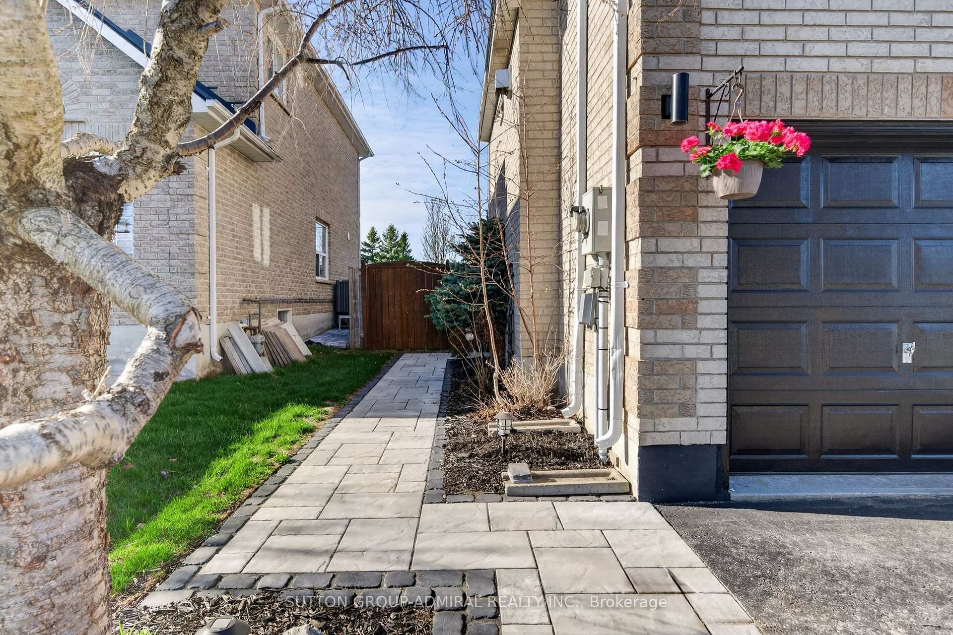 Photo 5 of 62 Prince George Crescent, Barrie, Innis-Shore — HOMEH