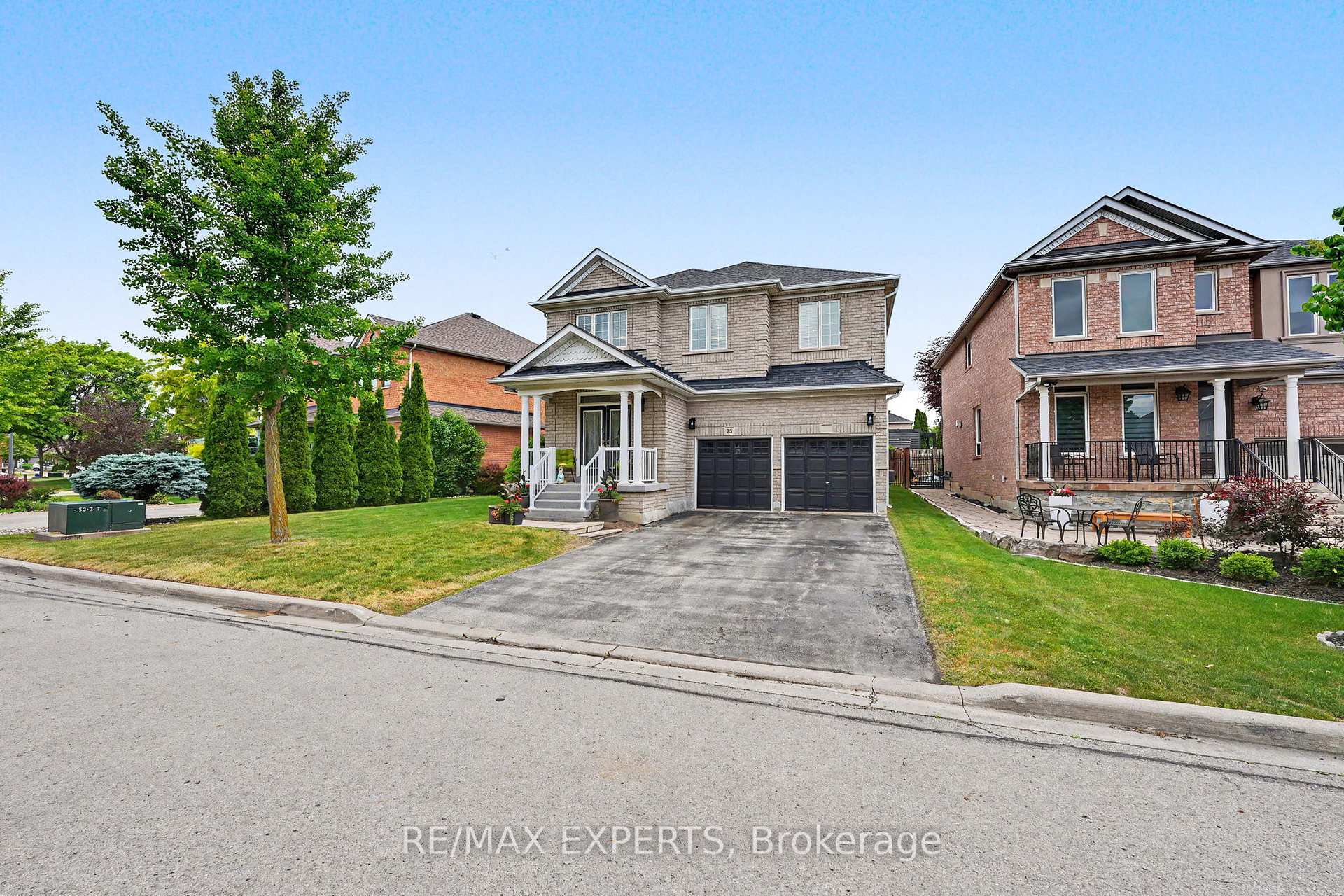 Photo 2 of 15 Arrowood Crescent, Vaughan, Sonoma Heights — HOMEH