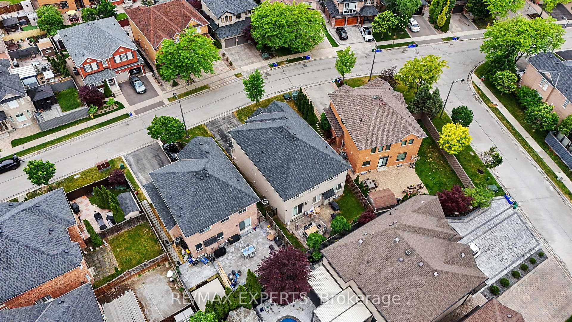 Photo 3 of 15 Arrowood Crescent, Vaughan, Sonoma Heights — HOMEH