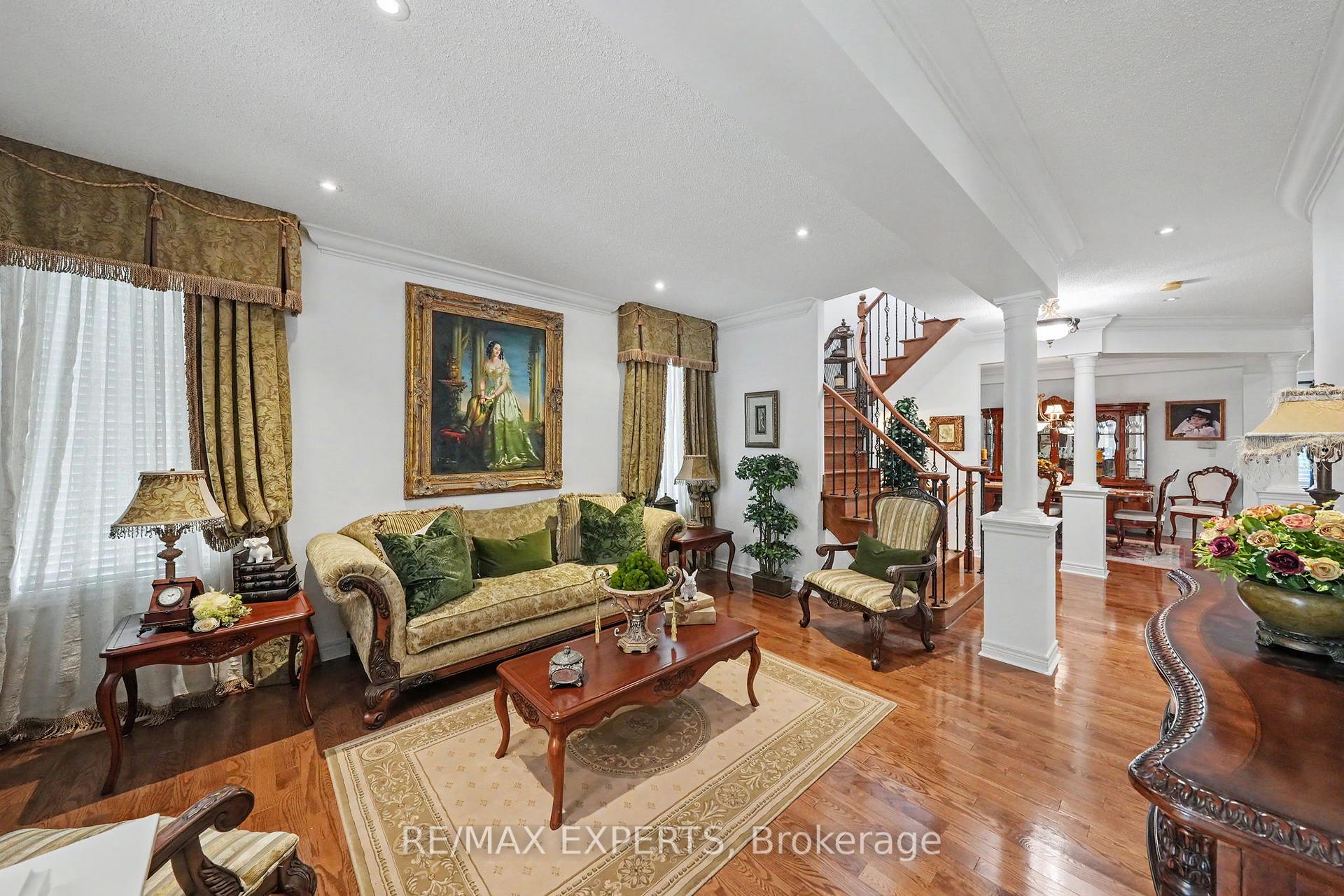 Photo 4 of 15 Arrowood Crescent, Vaughan, Sonoma Heights — HOMEH
