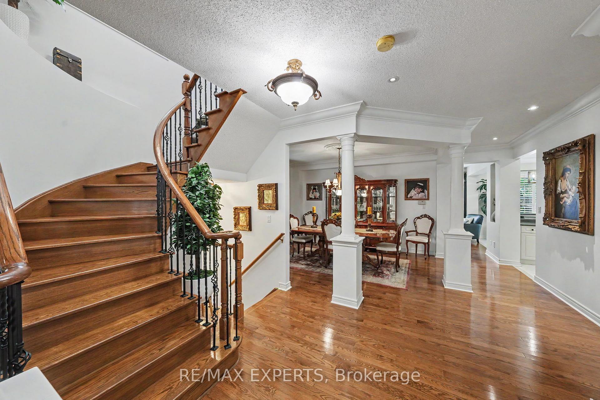 Photo 5 of 15 Arrowood Crescent, Vaughan, Sonoma Heights — HOMEH