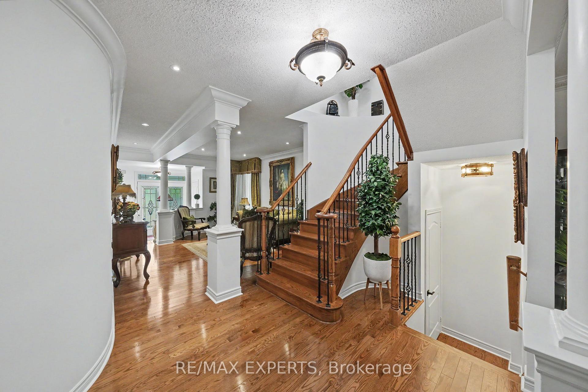 Photo 6 of 15 Arrowood Crescent, Vaughan, Sonoma Heights — HOMEH