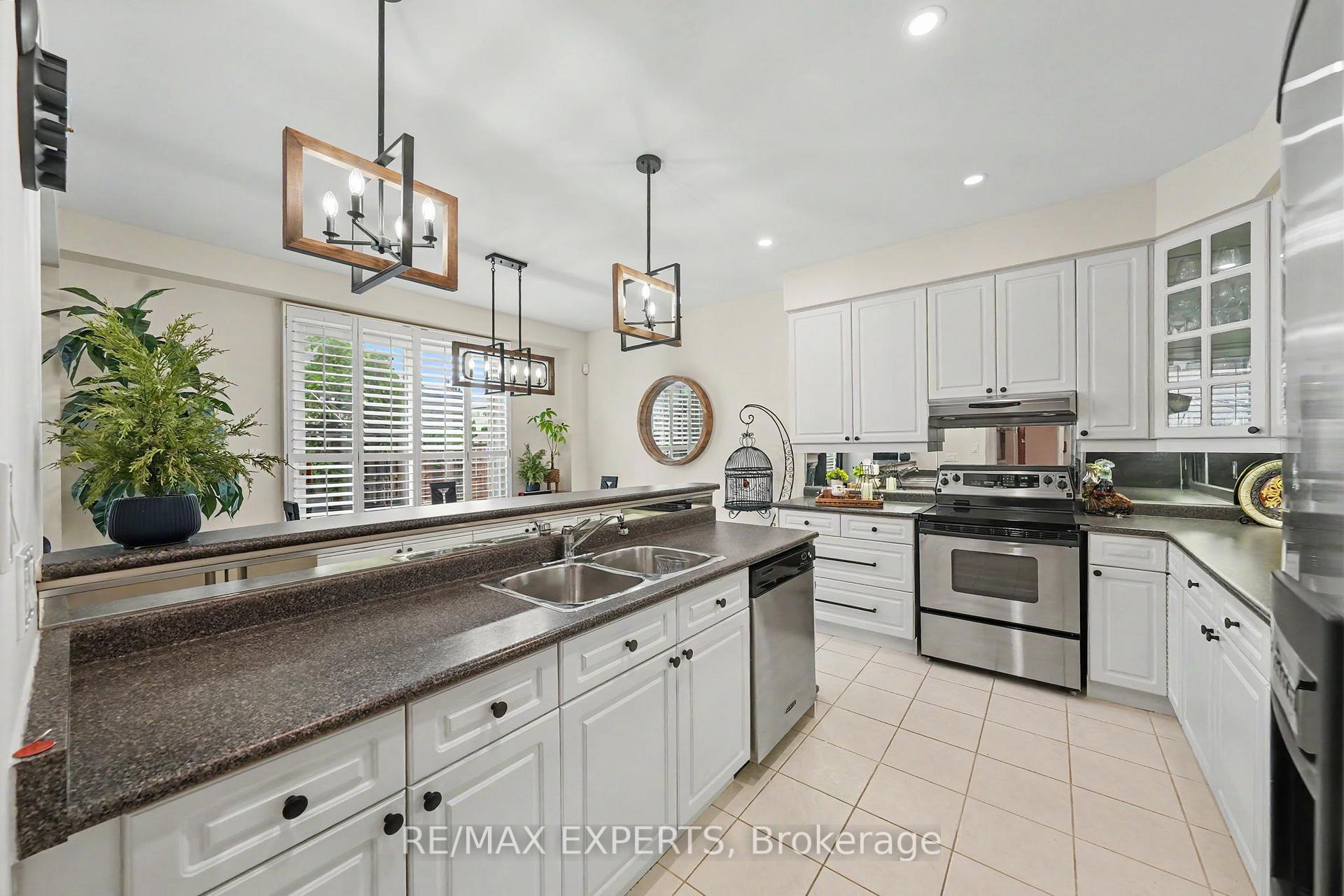 Photo 12 of 15 Arrowood Crescent, Vaughan, Sonoma Heights — HOMEH