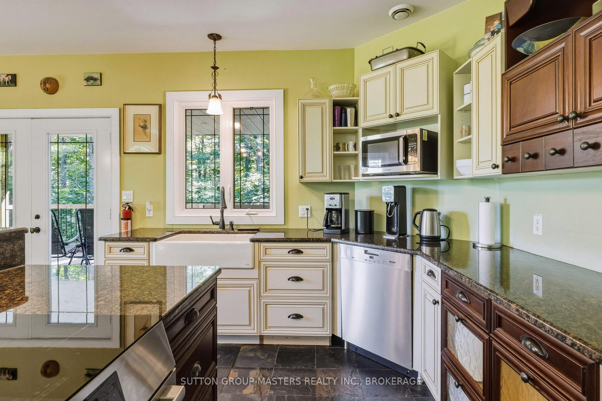 Photo 10 of 139 Country Woods Drive, Frontenac, Frontenac South — HOMEH