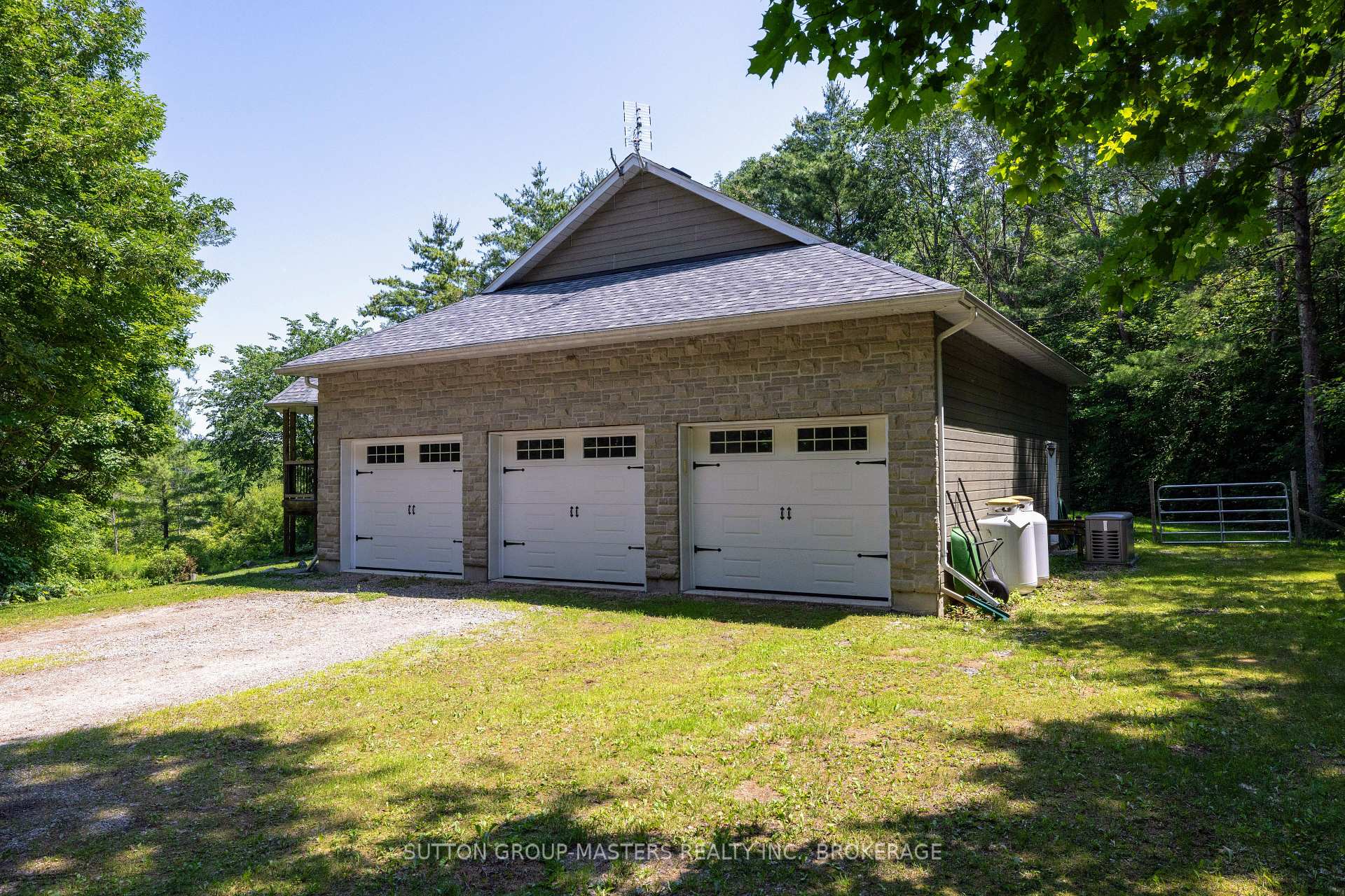Photo 27 of 139 Country Woods Drive, Frontenac, Frontenac South — HOMEH