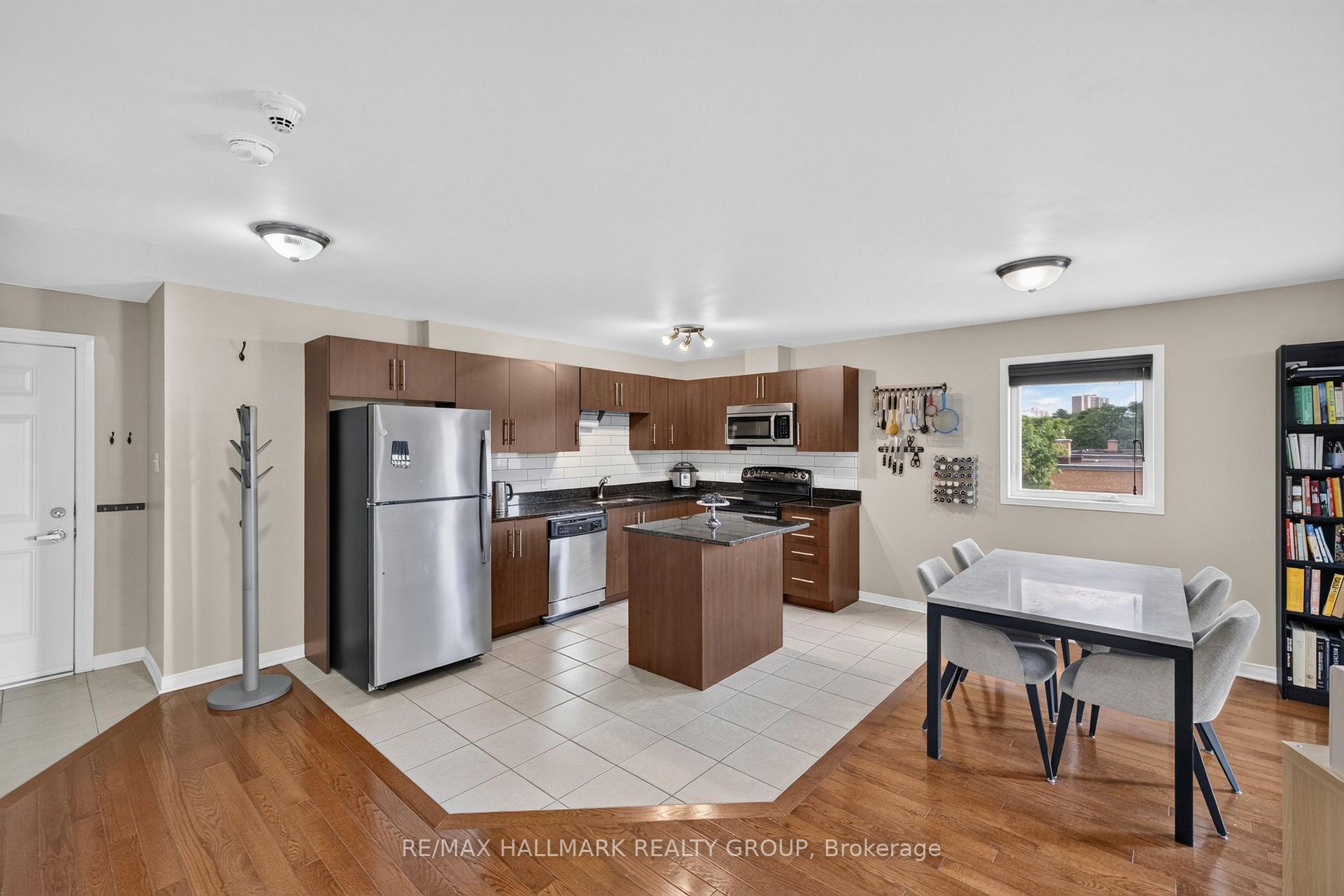 Photo of Unit 401, 646 Cummings Avenue