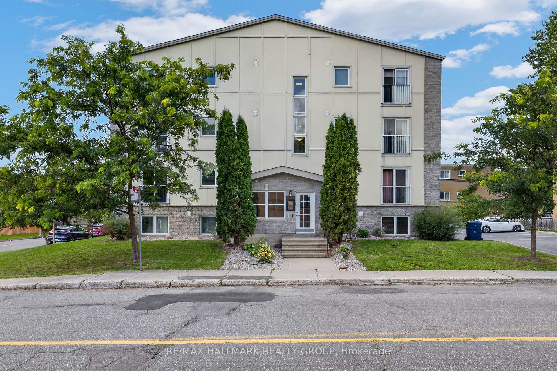 Photo 2 of Unit 401, 646 Cummings Avenue, Ottawa, Castle Heights/Rideau High — HOMEH