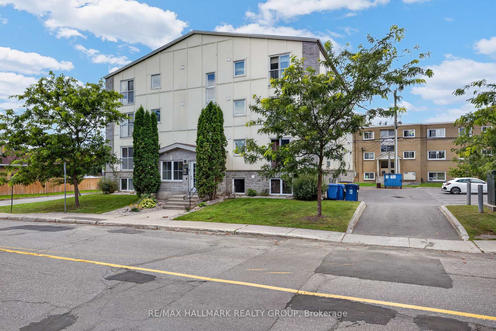 Photo 3 of Unit 401, 646 Cummings Avenue, Ottawa, Castle Heights/Rideau High — HOMEH