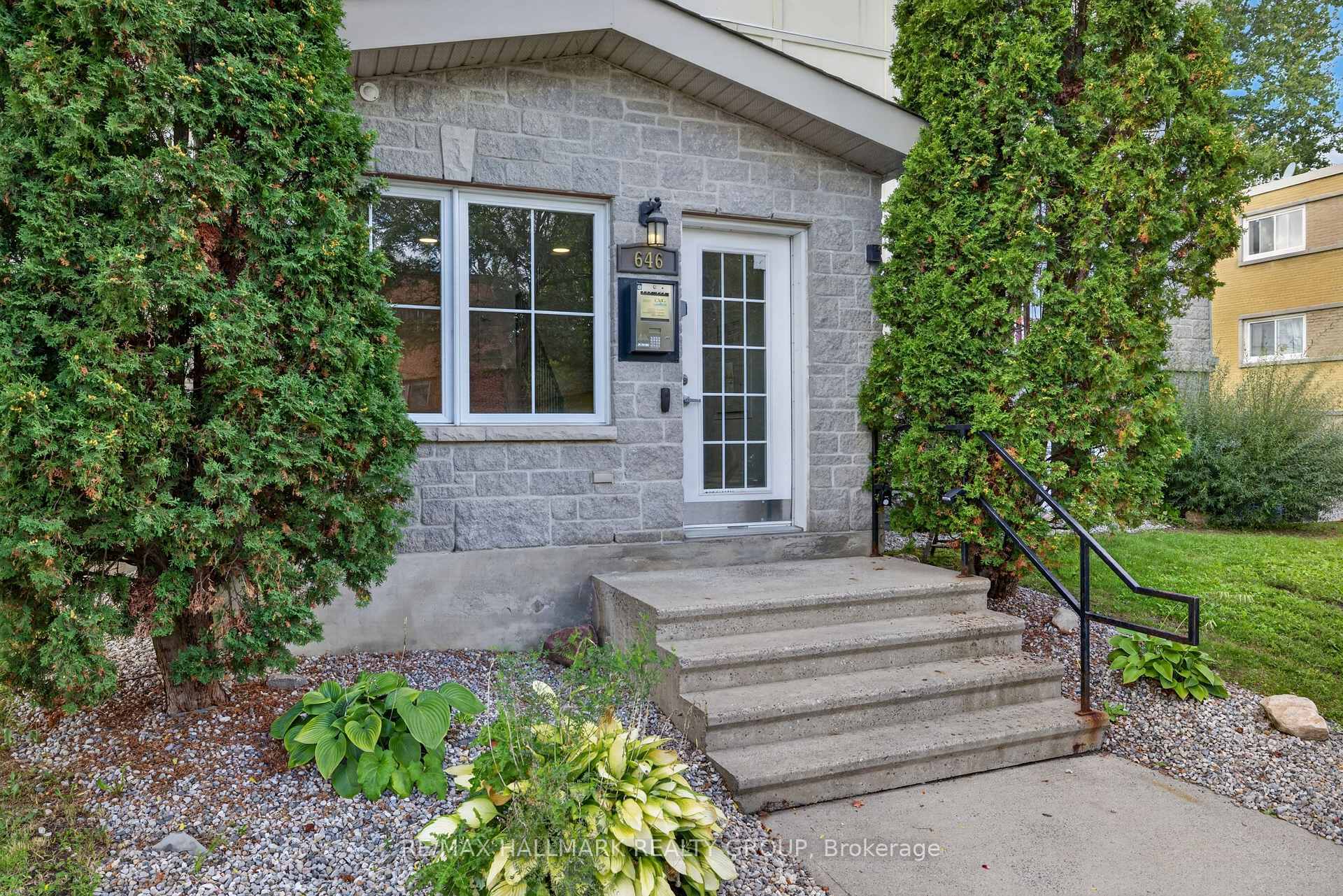 Photo 4 of Unit 401, 646 Cummings Avenue, Ottawa, Castle Heights/Rideau High — HOMEH
