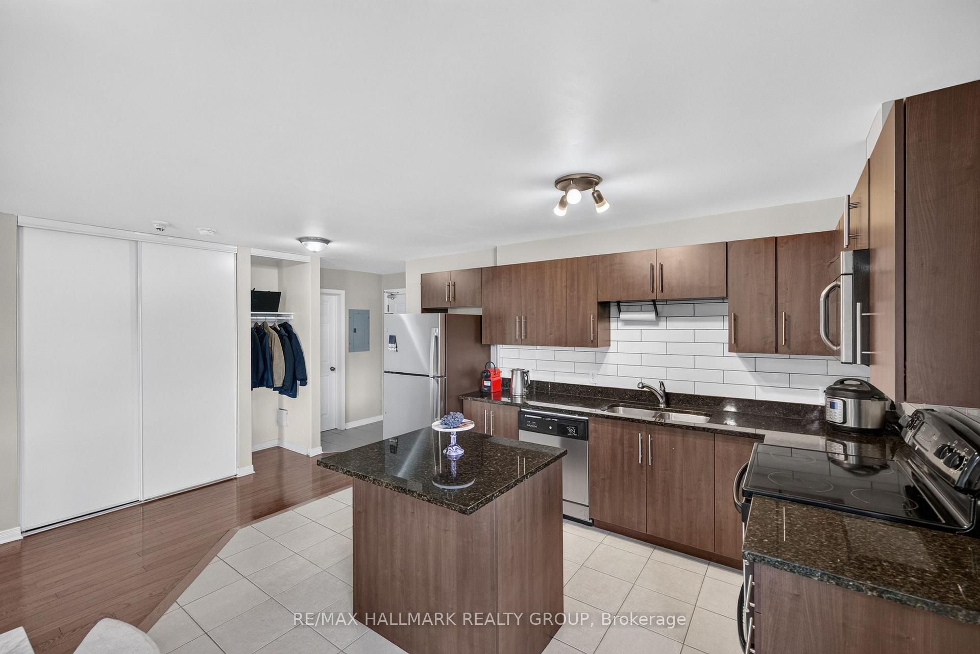 Photo 22 of Unit 401, 646 Cummings Avenue, Ottawa, Castle Heights/Rideau High — HOMEH