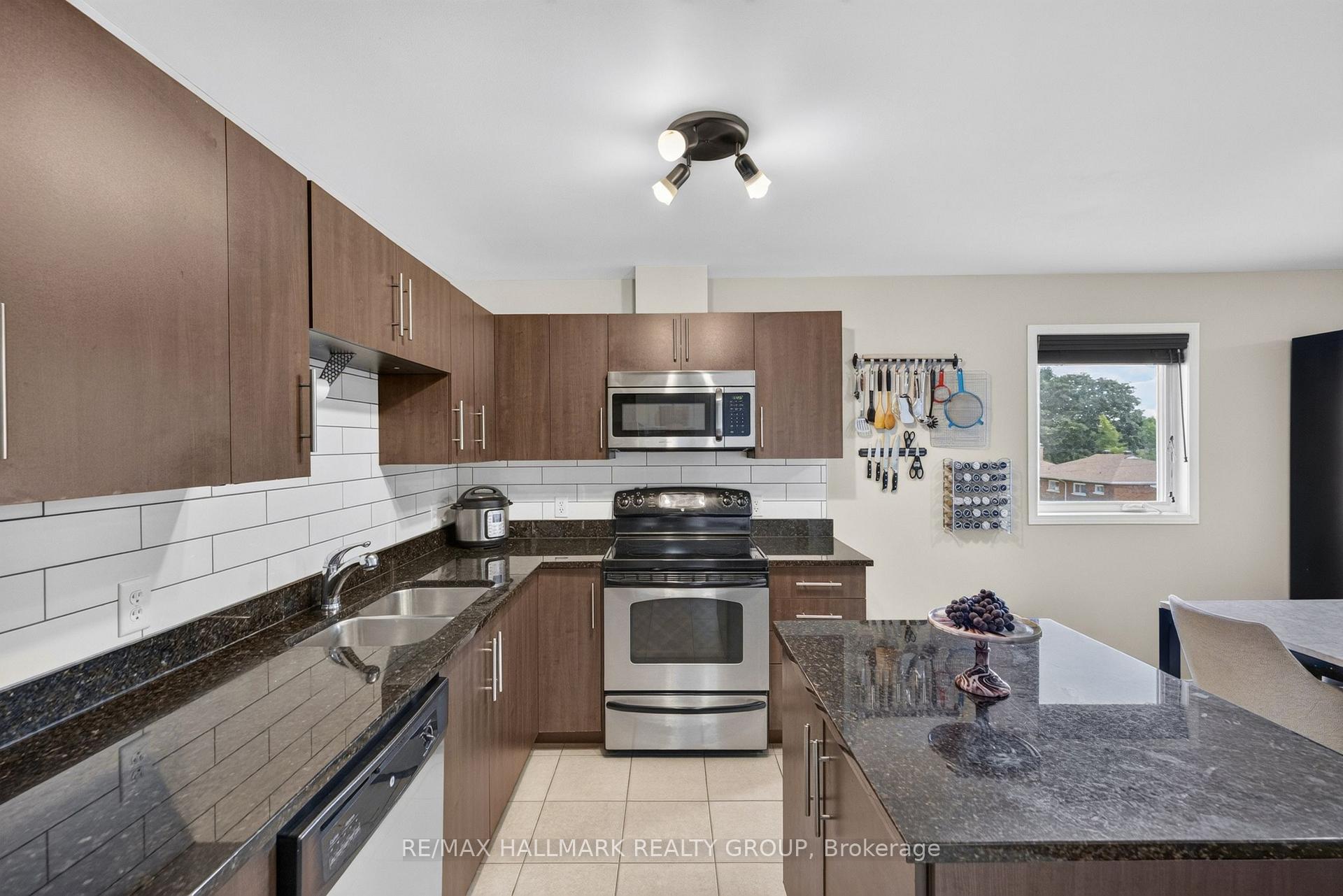 Photo 25 of Unit 401, 646 Cummings Avenue, Ottawa, Castle Heights/Rideau High — HOMEH
