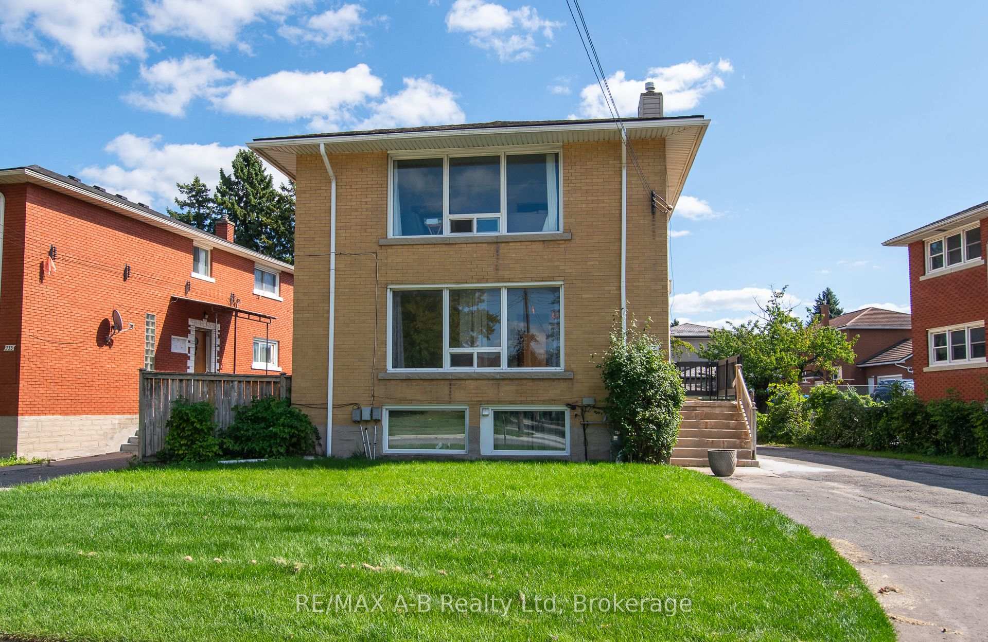 Photo 2 of 727 Frederick Street, Kitchener, Heritage Park/Rosemount — HOMEH