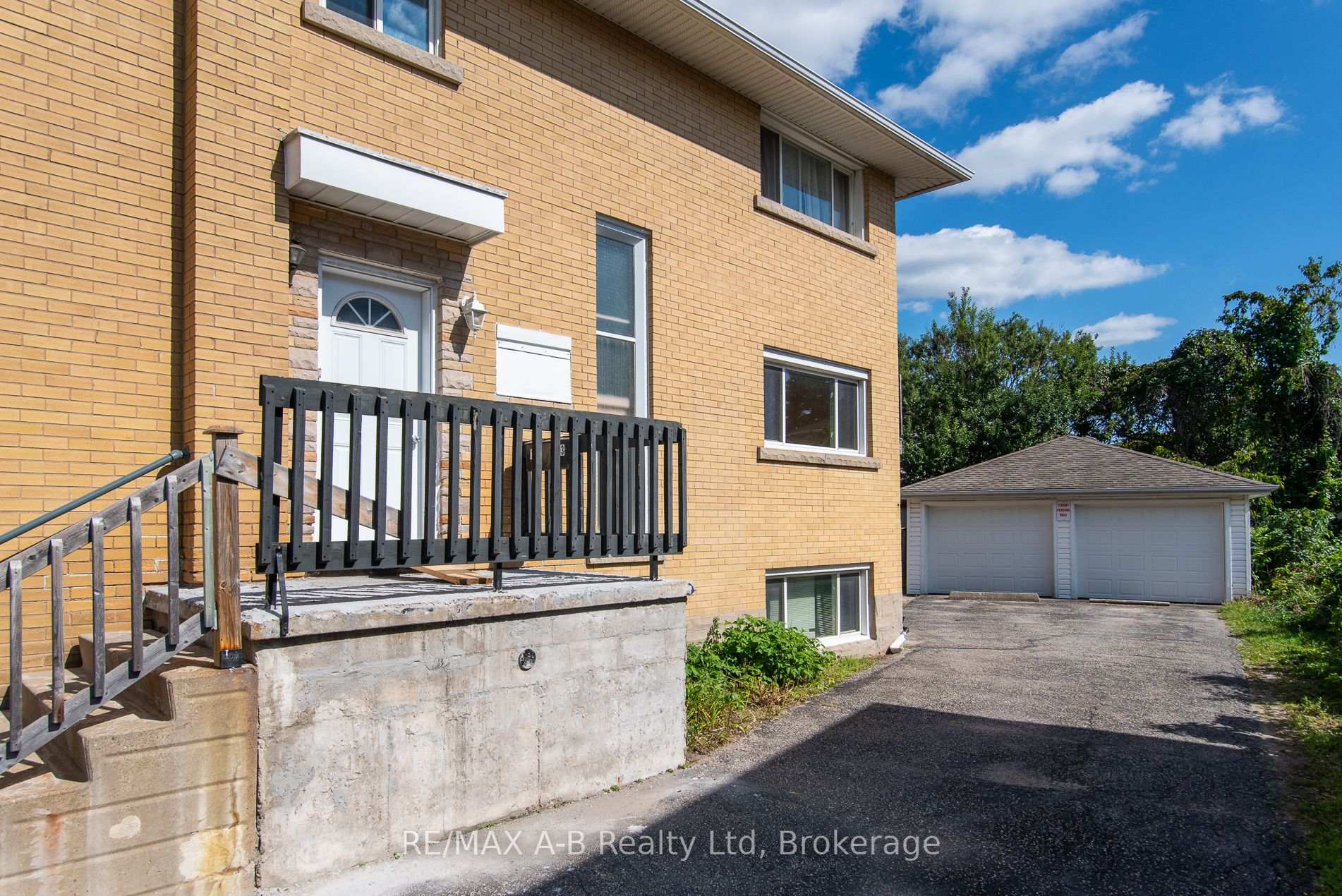 Photo 3 of 727 Frederick Street, Kitchener, Heritage Park/Rosemount — HOMEH