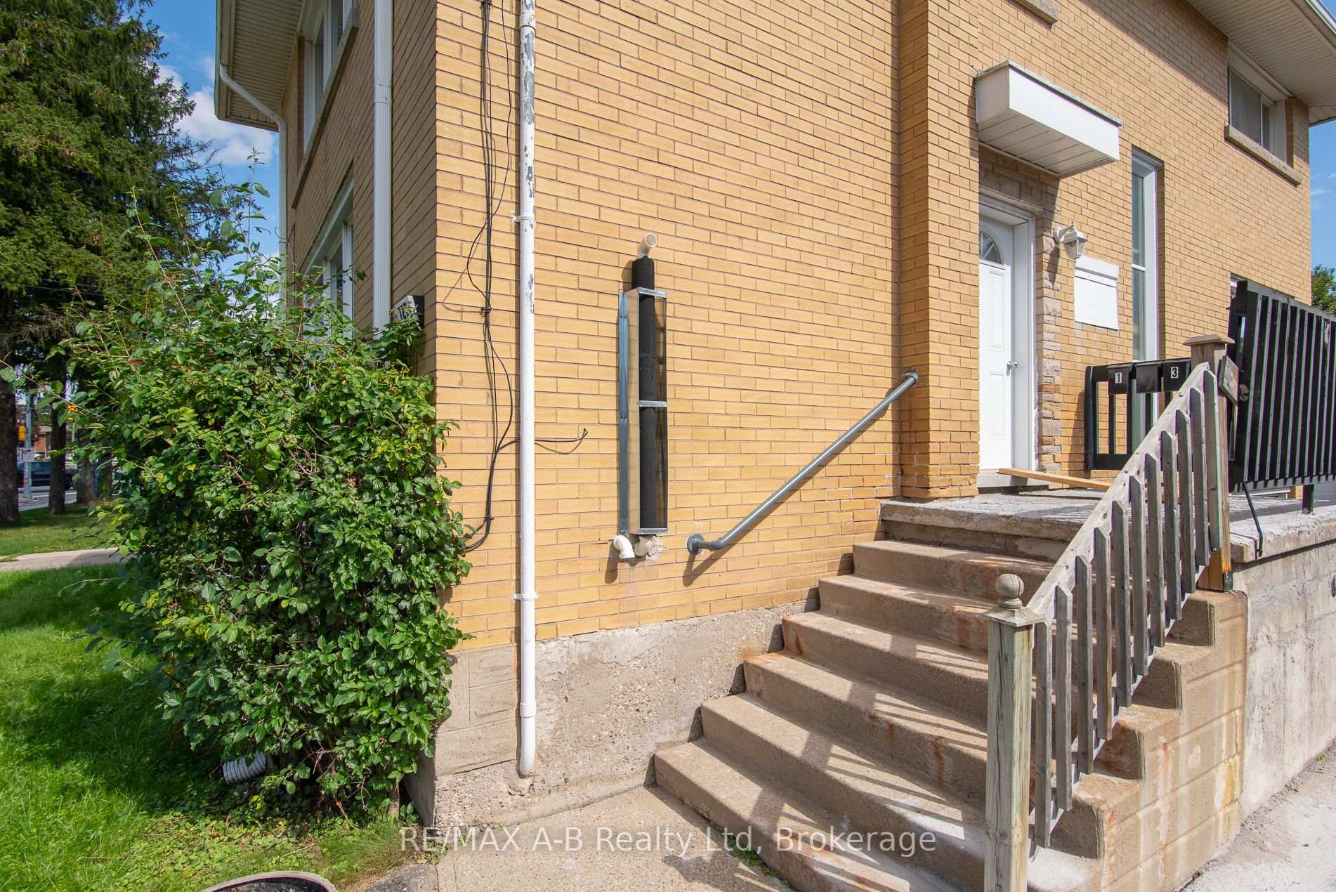 Photo 4 of 727 Frederick Street, Kitchener, Heritage Park/Rosemount — HOMEH