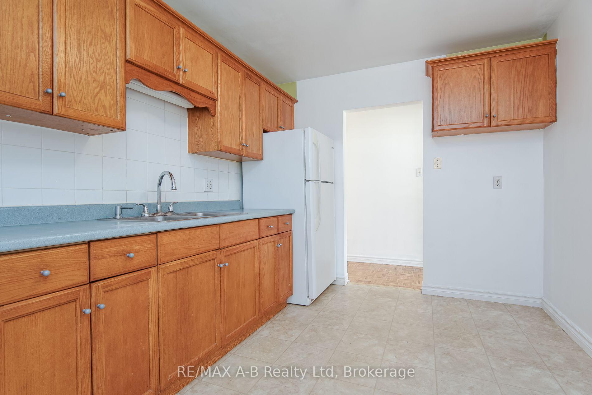 Photo 38 of 727 Frederick Street, Kitchener, Heritage Park/Rosemount — HOMEH