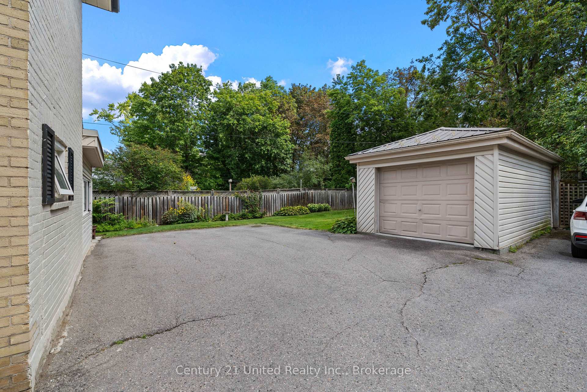 Photo 4 of 577 Homewood Avenue, Peterborough, Town Ward 3 — HOMEH